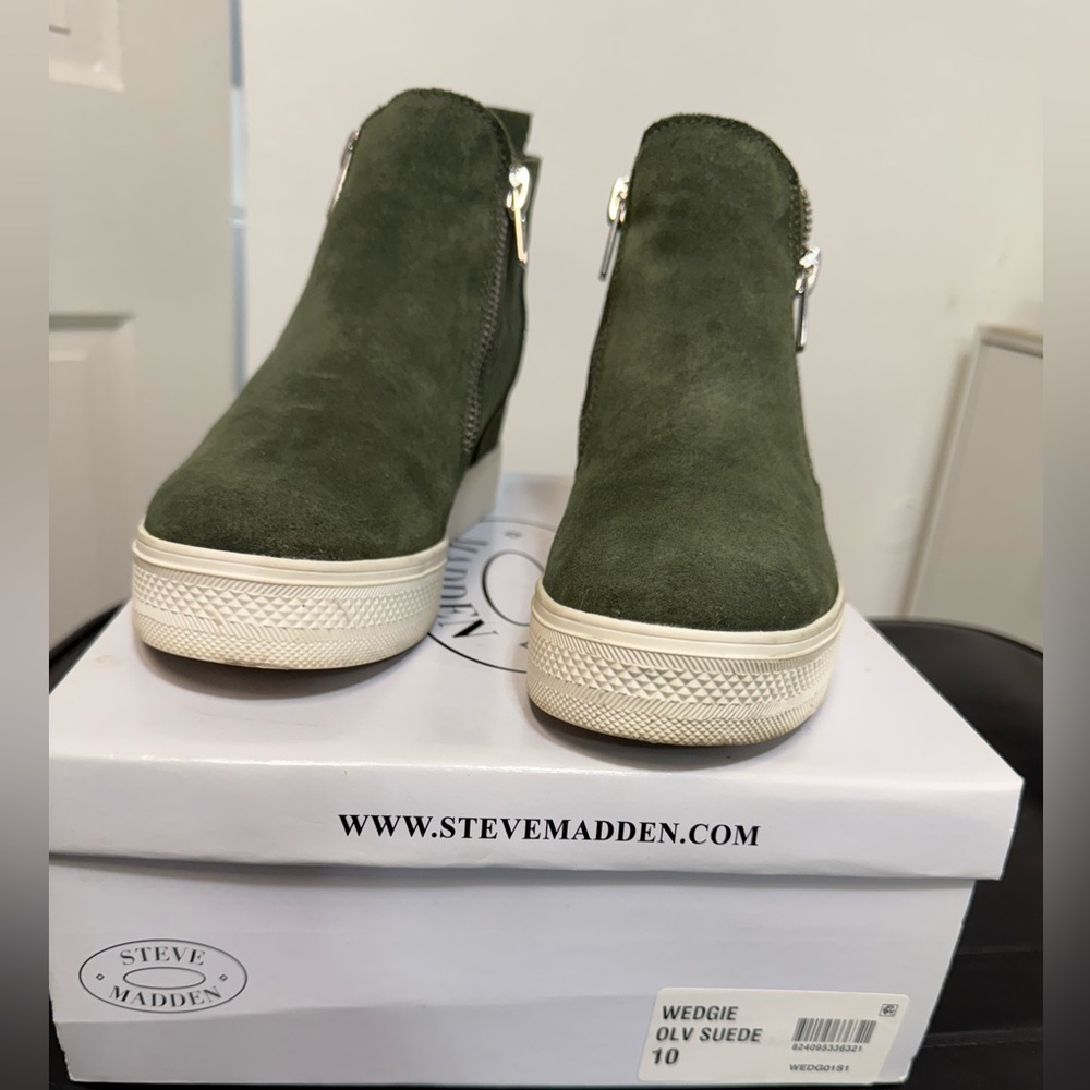 Steve Madden Boots

Wedge Olive Suede Size 10